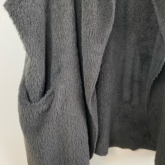 Honey Punch Sherpa Faux Fur Hooded Vest w Pockets - Picture 4 of 6